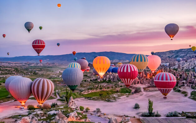 Heißluftballons im Nationalpark Goreme in Kappadokien in der Türkei