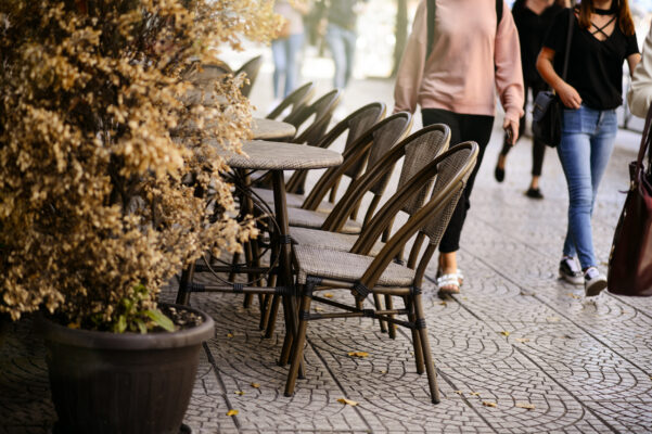 Albanien Tirana Straße Cafe