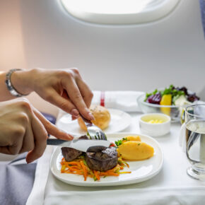 TUI fly Verpflegung: Alles zu Essen & Getränken an Bord inkl. Preisen