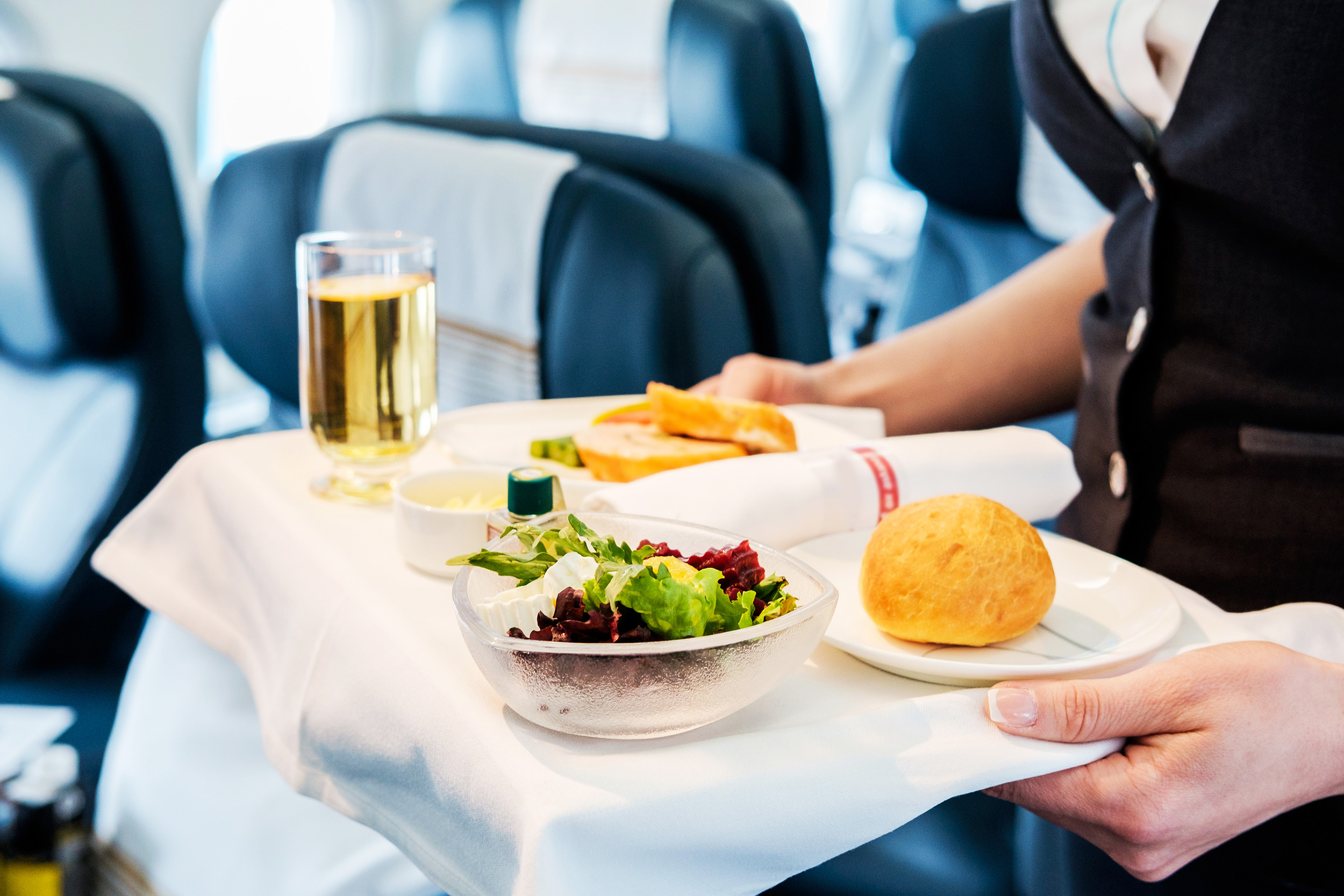 Обед в самолете. Еда в самолете. Еда на борту самолета. Бортовое питание.