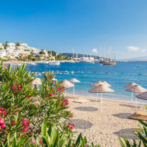 Türkei Bodrum Strand Sonnenschirme