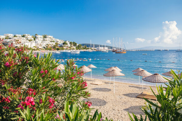 Türkei Bodrum Strand Sonnenschirme