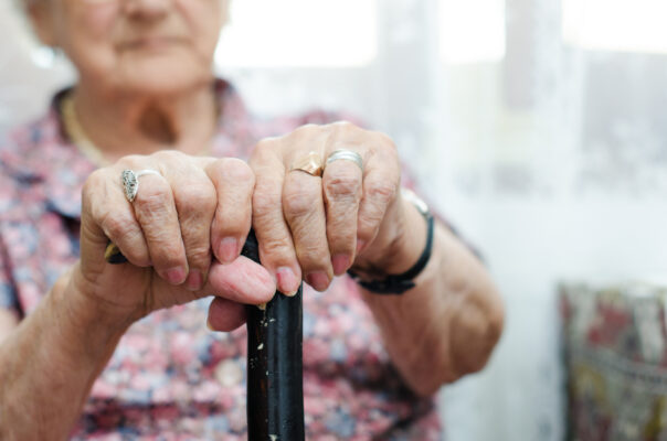 Alte Frau Gehstock Krankenhaus