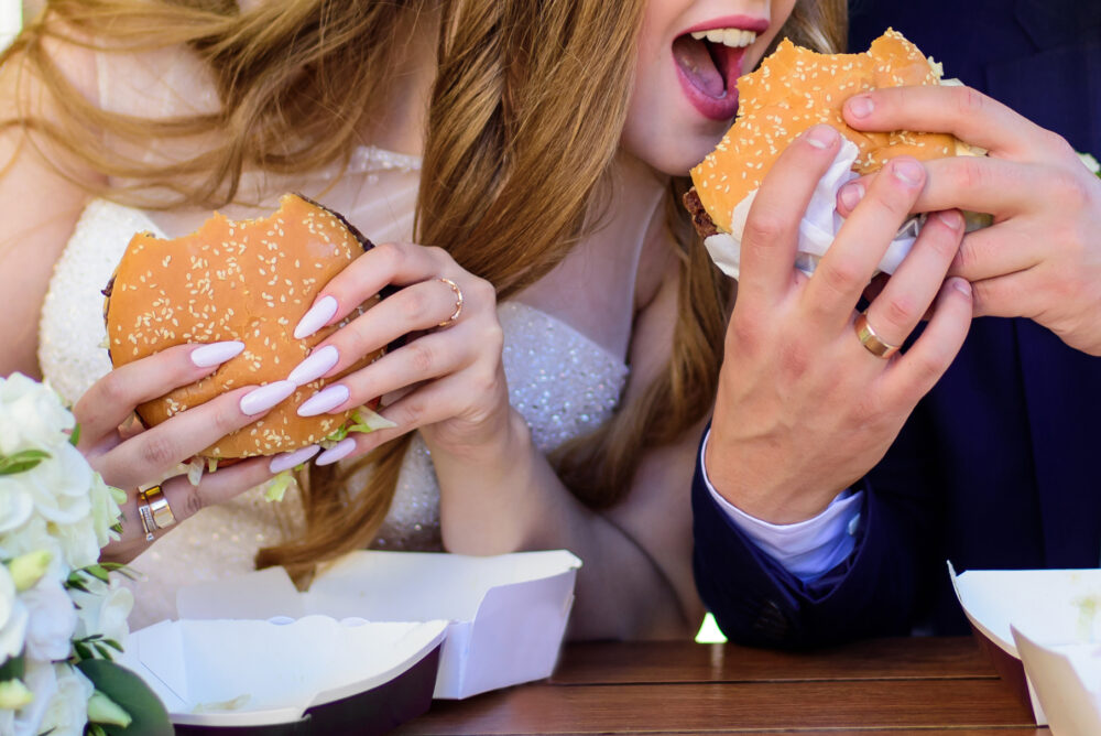 Paar beim Burger-Essen