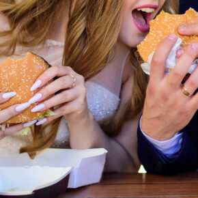 Ronald McDonald Party 2.0 – Ihr könnt jetzt im Fastfood-Restaurant heiraten & dann Big Macs essen