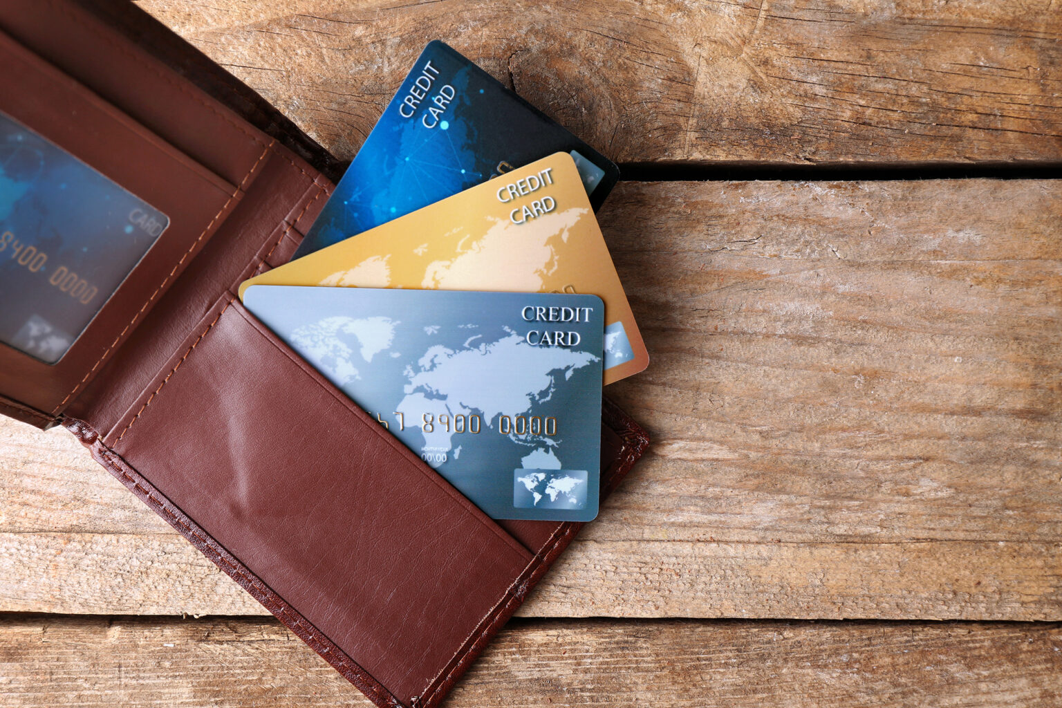 Оформить кредитку. Credit Card. Кошелек с картами. Банковские карты в кошельке. Кошелек с кредитными картами на столе.