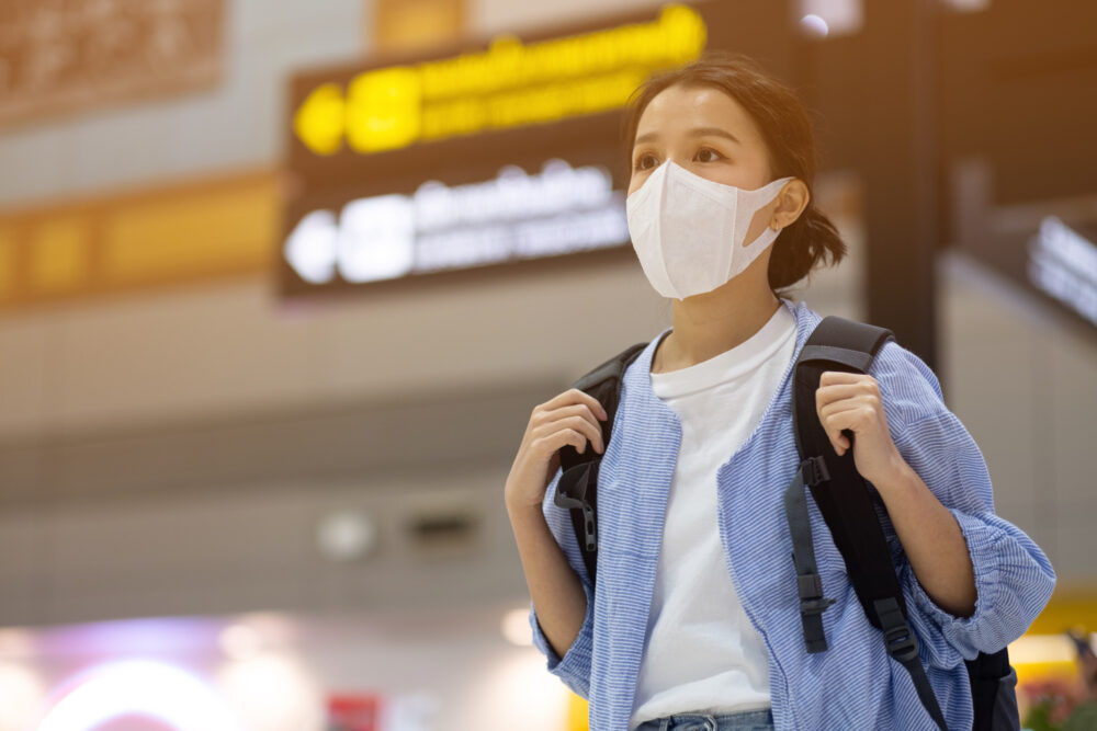 Flughafen Frau Maske Corona