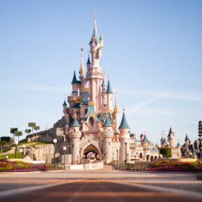 Kindheitstraum erfüllen: 3 Tage im 4* Grand Magic Hotel nahe Disneyland® Paris inkl. Eintritt & Frühstück nur 359€