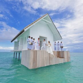 Romantischer Luxusurlaub: 8 Tage Malediven im super luxuriösen TOP 6* Hotel inkl. Halbpension, Flug, Transfer & Zug für 8501€ Romantischer Luxusurlaub: 8 Tage Malediven im super luxuriösen TOP 6* Hotel inkl. Halbpension, Flug, Transfer & Zug für 8501€