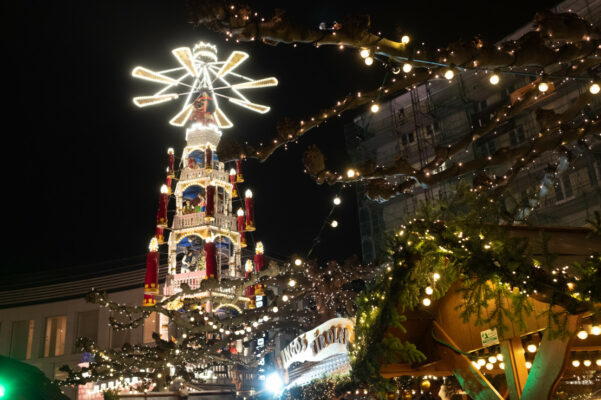 Die Märchenpyramide ist eine Hauptattraktion des Kasseler Märchenweihnachtsmarktes und ein echter Hingucker. © Kassel Marketing GmbH | Can Wagener