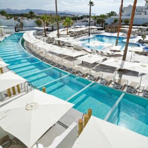 Kanaren Kracher: 8 Tage Fuerteventura im 4* Hotel in Strandnähe mit Halbpension, Flug, Transfer & Zug für 606€