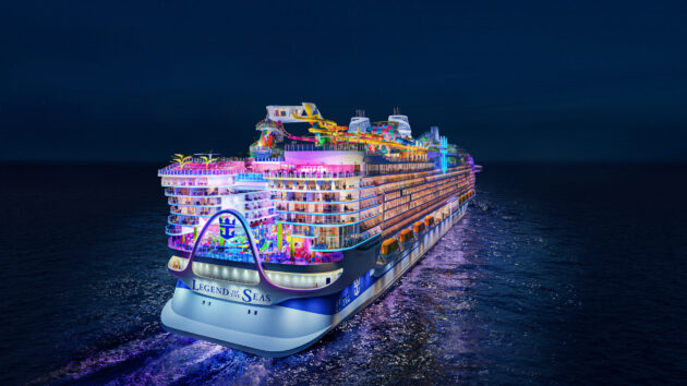 kreuzfahrtschiff legend of the seas bei nacht