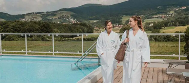 österreich steiermark ring bio hotel hartberg zwei frauen im bademantel am außenpool
