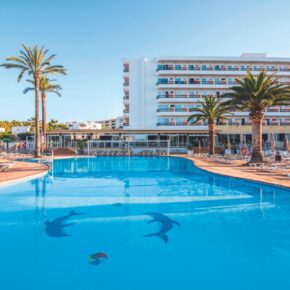 Last-Minute Ibiza: 8 Tage im strandnahen 3.5* Hotel mit All Inclusive, Flug, Transfer & Zug nur 423€