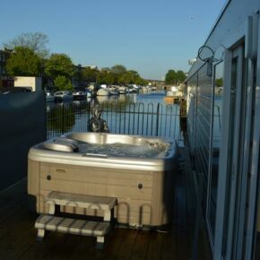 Eigenes Luxus-Hausboot mit Whirlpool: 7 Tage in Den Haag auf dem Wasser für 168€ p.P.