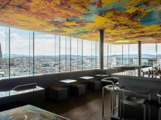 hotel so/vienna loftrestaurant mit fensterblick über wien