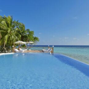 Ab auf die Malediven! 12 Tage im 4* Resort mit Vollpension, Flug, Transfer & Zug für 1.487€