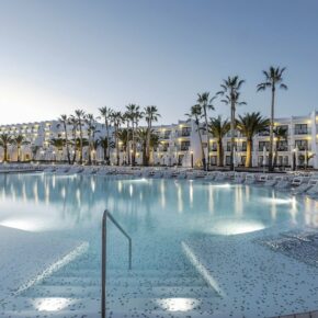Luxus auf Ibiza: 7 Tage im TOP 5* Hotel mit All Inclusive, Flug & Transfer für 781€