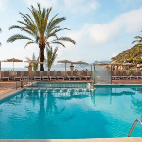 Ibiza: 7 Tage im TOP 4* Hotel am Strand mit Halbpension, Flug, Transfer & Zug für 457€