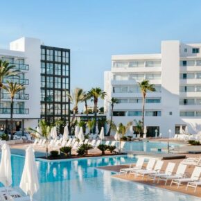 Luxus auf Ibiza: 5 Tage im 4* Adults Only Hotel mit All Inclusive & Flug nur 509€