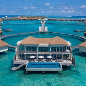 Malediven: 10 Tage im 5* Resort inkl. Overwater-Villa, Privatpool, Vollpension, Flug & Transfer für 3277€