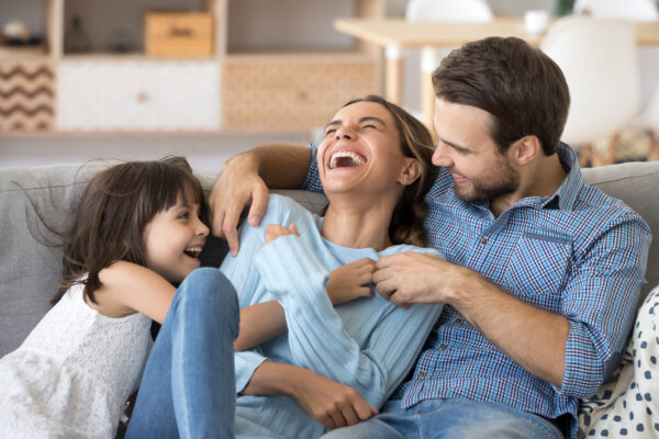 Familie lachen glücklich