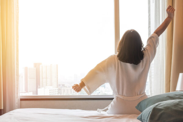 Hotelzimmer Frau vor Fenster