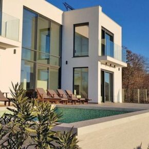 Luxus-Urlaub in Kroatien: 1 Woche mit Designer-Villa mit Pool, Jacuzzi & Meerblick für 753€ p.P.