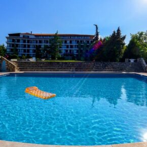 Griechenland-Kracher: 6 Tage im TOP 4* Strandhotel mit Halbpension & Flug nur 314 €