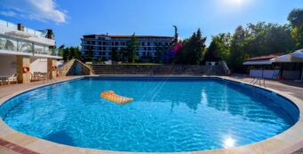Griechischer Sommerurlaub: 8 Tage im sehr guten 4* Strandhotel mit Halbpension & Flug nu...