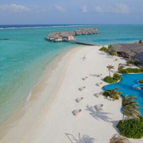 Pool am Strand des You & Me Cocoon Maledives
