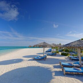 Strand mit Liegestühlen