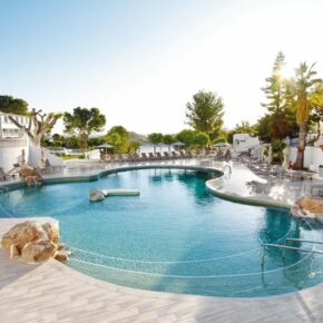 Ab nach Ibiza: 6 Tage im tollen 4* Hotel am Strand mit Halbpension & Flug nur 554€