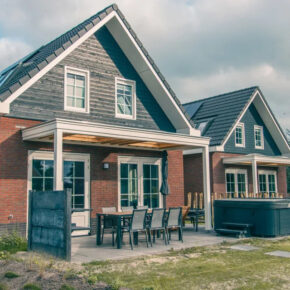 Sommerferien in den Niederlanden: 5 Tage Watervilla mit Jacuzzi am IJsselmeer ab 196€ p.P.