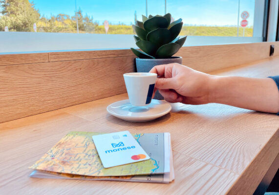Monese-Kreditkarte-Cafe
