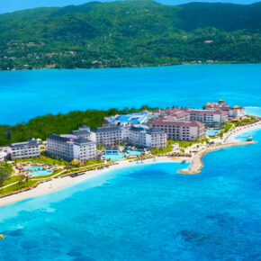 Luxus-Urlaub in der Karibik: 7 Tage Jamaika im TOP 5* Resort mit Meerblick-Suite, All Inclusive, Flug & Transfer für 1583€
