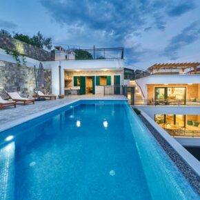 Kroatien: 8 in einer fancy Villa mit Infinity Pool & Whirlpool für 474 €