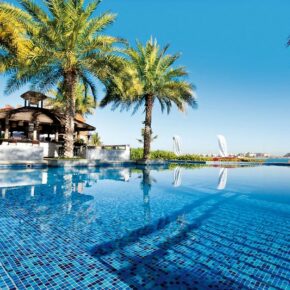 Luxus in Dubai: 8 Tage im TOP 5* Mövenpick Hotel mit Frühstück, Flug, Transfer & Zug für 750€