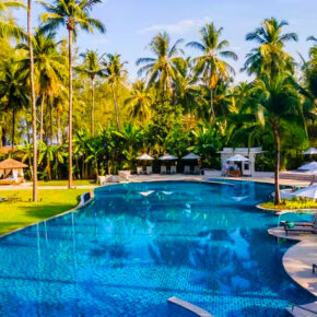 Outrigger Khao Lak Beach Resort Poolbereich