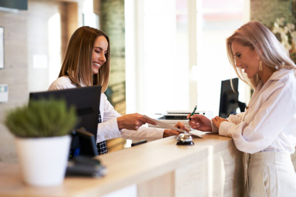 frauen-hotel-rezeption