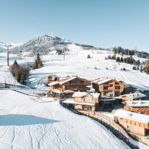 Frühlingsskifahren: 3 Tage übers Wochenende in Kaprun im TOP Bergdorf Zaglgut mit Frühstück ab 242€