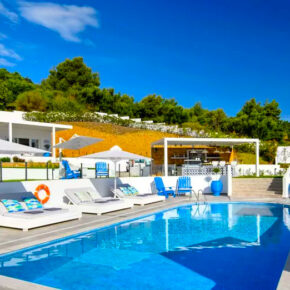 Strandurlaub in Griechenland: 6 Tage Chalkidiki im TOP 4.5* Hotel mit moderner Suite, Frühstück & Flug für 412€