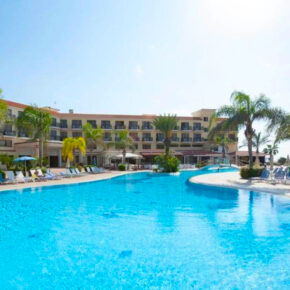 Entspannen auf Zypern: 7 Tage im guten 4* Hotel mit Halbpension & Flug nur 323€