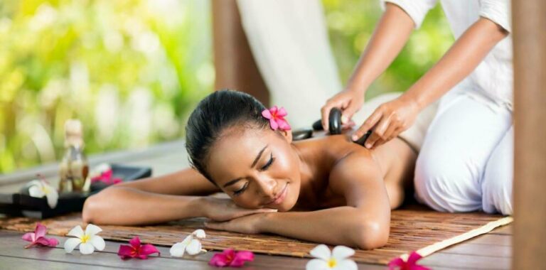 Medi Therme in Bochum, eine Frau erhält eine Hot Stone Massage