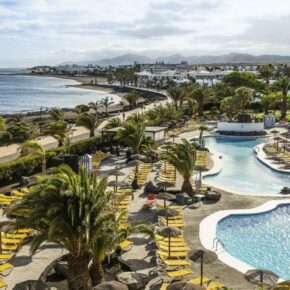 Ab auf die Kanaren: 7 Tage Lanzarote im 4* Hotel mit Halbpension, Flug, Transfer & Zug ab 442€