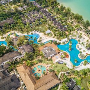 Luxusurlaub in Thailand: 9 Tage Khao Lak im TOP 5* ROBINSON Hotel mit Frühstück, Flug, Transfer & Zug für 1508€