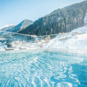 Auszeit in Tirol: 3 Tage inkl. TOP 4* Resort mit Infinity-Outdoorpool, Genusspension-Plus, Spa & Fitness ab 279€