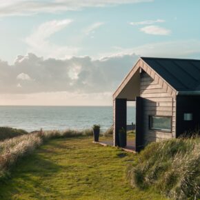 Ferienhaus mit großem Grundstück auf der Düne mit Meerblick, am Strand