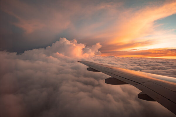 Blick aus dem Flugzeug auf Wolken