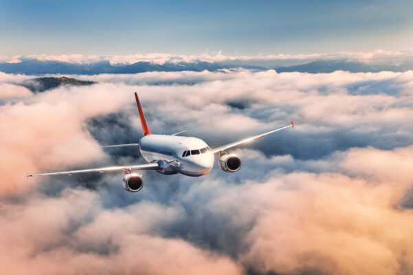 Flugzeug am Himmel zur Morgenröte